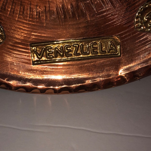 Set of two vintage Venezuelan handmade copper wall plates - Picture 9 of 9